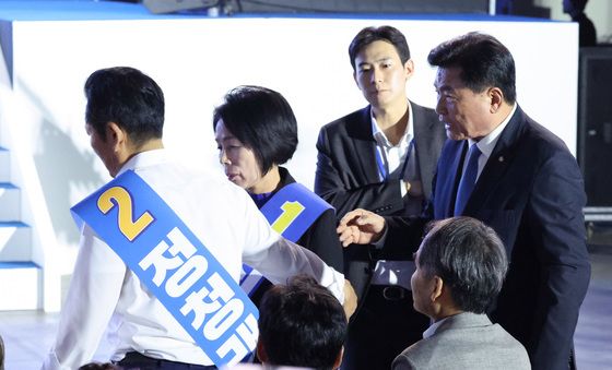 최민희 자리 안내하는 정청래