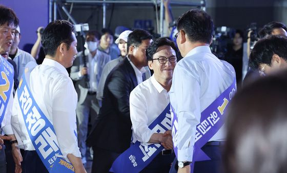 인사하는 민주당 당권 주자들