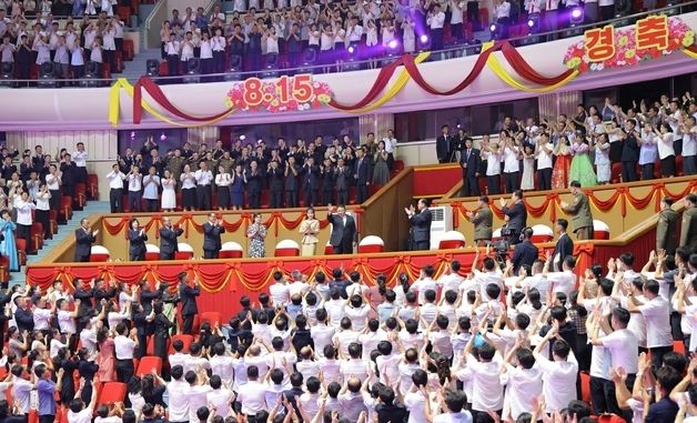 김정은, 광복 81주년 국립교예단 종합교예공연 관람