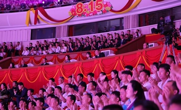광복 81주년 기념 공연 관람하는 김정은 총비서