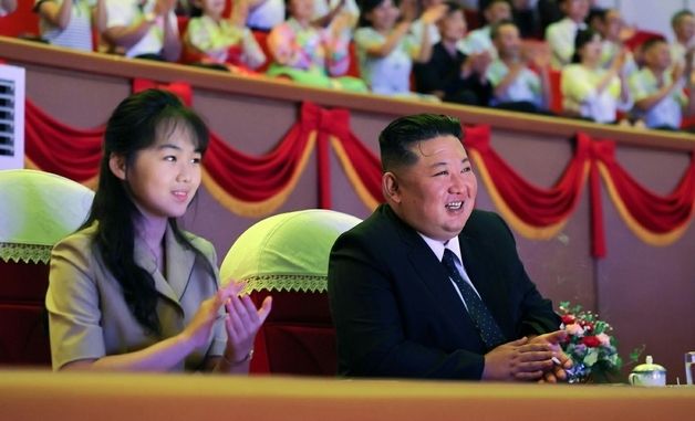 광복 81주년 축하공연 관람하는 김정은과 김주애
