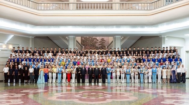 김정은, 광복 81주년 종합교예공연 관람