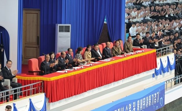 김정은, 광복 81주년 기념 수영대회 관람