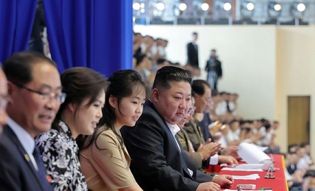 광복 81주년 수영경기 관람하는 김정은 총비서