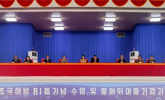 수중체조 관람하는 김정은 총비서