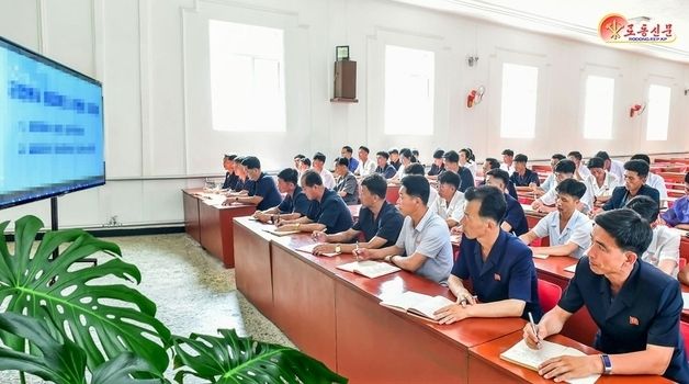 과학기술학습 나선 회령시당위원회 간부들
