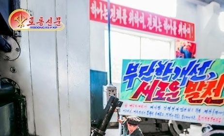 北 평양버스공장 노동자들…"맡은 일 성실히"