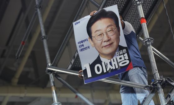 민주당 전당대회, 이재명 대통령 사진 들어보이며 '소동'