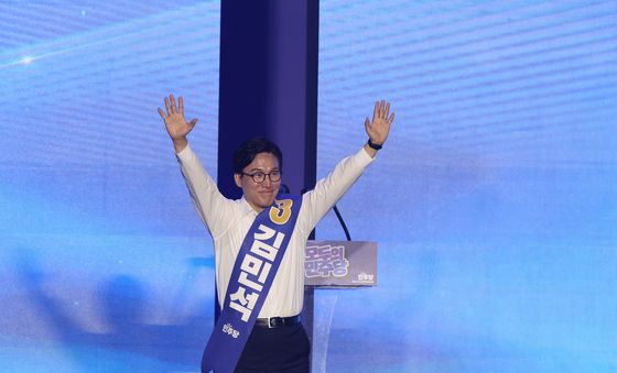 손 들어 인사하는 김민석 후보