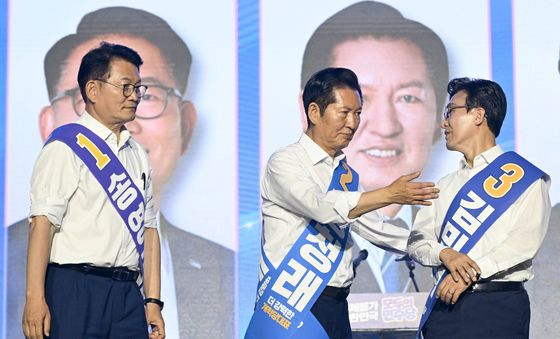 무대 내려가는 민주당 당대표 후보들