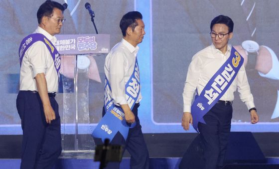 단상 내려가는 더불어민주당 대표 후보자들