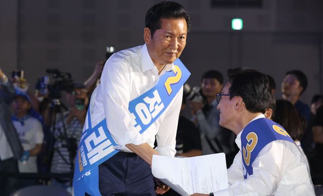 인사 나누는 정청래와 김민석