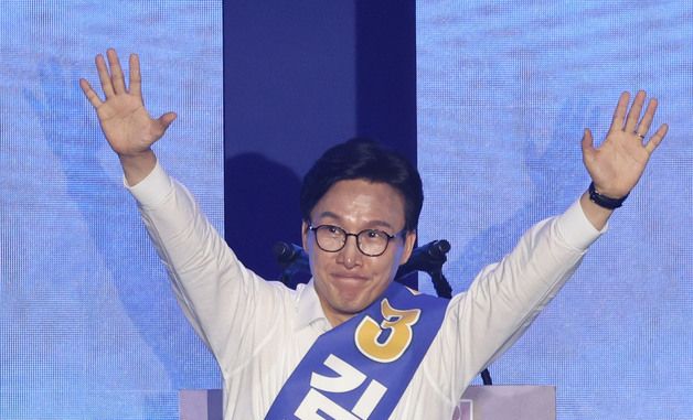 인사하는 김민석