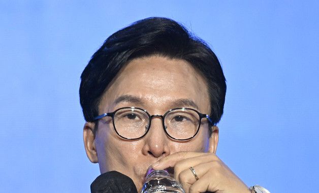 목 축이는 김민석 후보