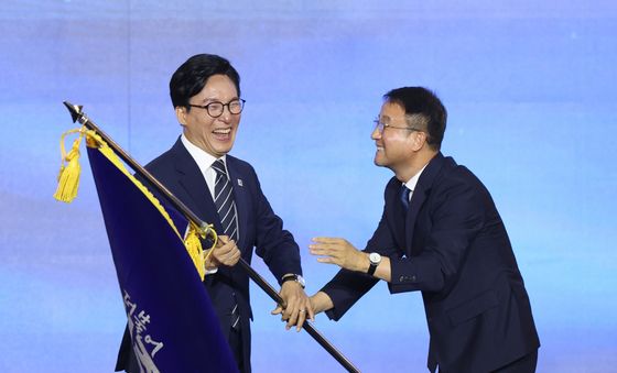 당기 건네 받는 김민석 신임 당대표
