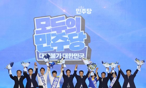 현지도부와 인사하는 '김민석호'