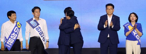 정청래 후보와 포옹하는 김민석 신임 당대표