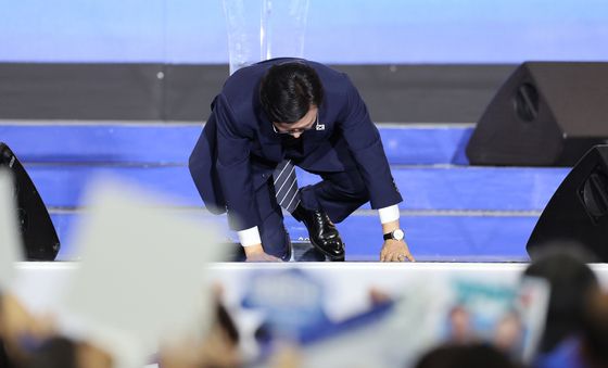 절하는 김민석 신임 당대표