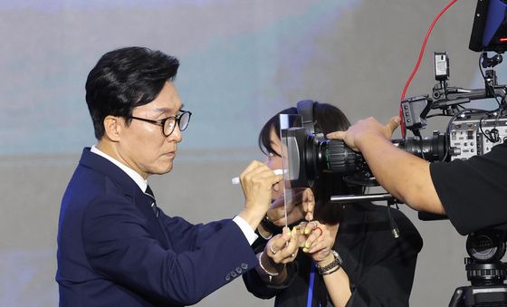 사인하는 김민석 신임 당대표