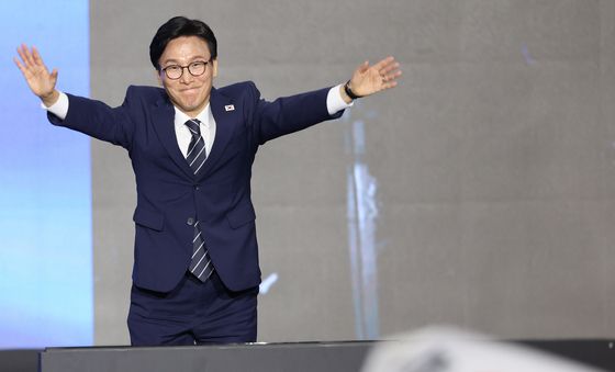 당원들에게 인사하는 김민석 신임 당대표
