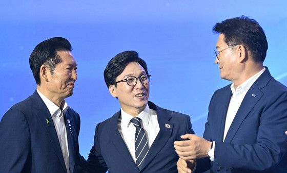 축하 받는 김민석 신임 당대표