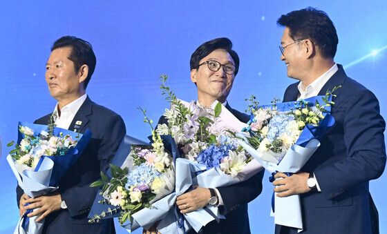 축하 받는 김민석 신임 당대표