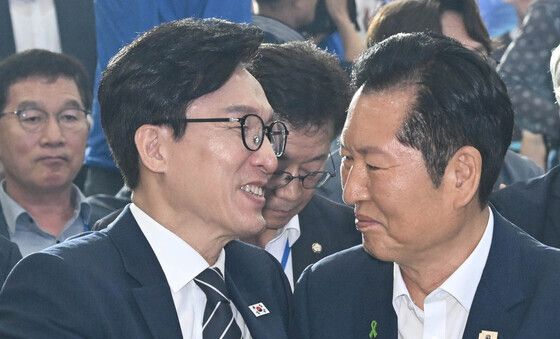 정청래 축하 받는 김민석 신임 당대표