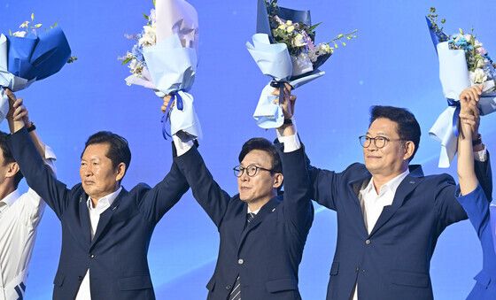 꽃다발 든 김민석