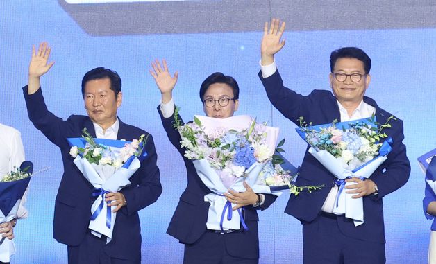 당원들에게 손 흔드는 김민석