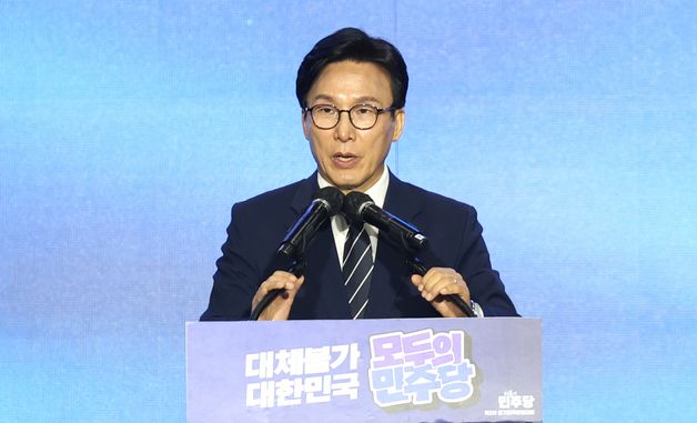 수락 연설하는 김민석 신임 대표