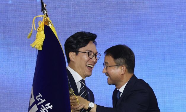 당기 받는 김민석 신임 당대표
