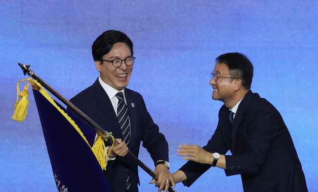 당기 받는 김민석