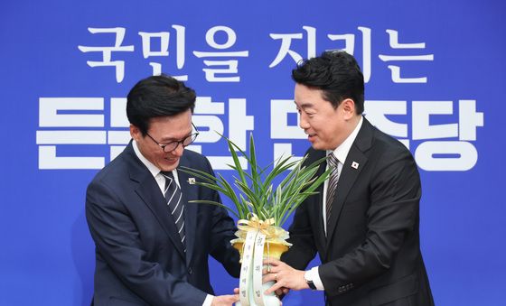 이재명 대통령 축하난 전달받는 김민석