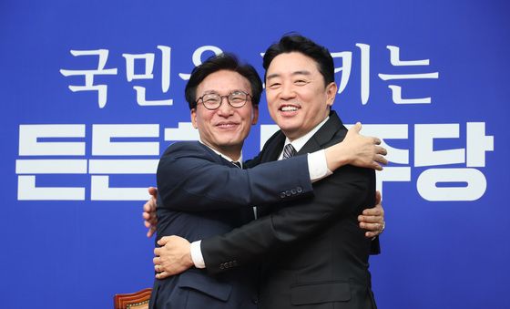 포옹하는 김민석·강훈식