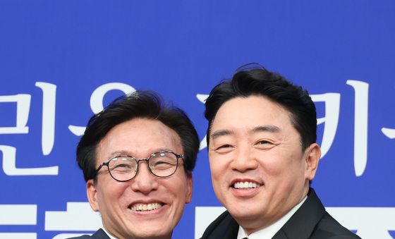포옹하는 김민석 대표·강훈식 실장