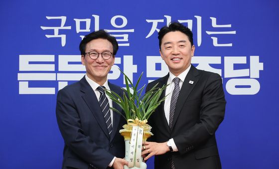 당선 축하난 받는 김민석 대표