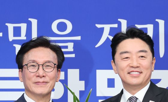 축하난 받는 김민석 민주당 대표
