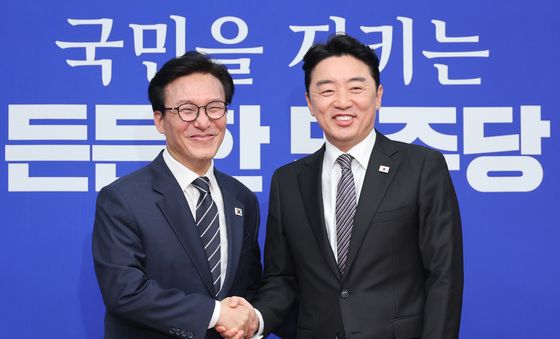 악수하는 김민석·강훈식