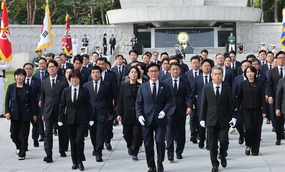 현충원 참배 마치고 나서는 김민석 지도부
