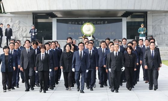김민석 민주당 신임 대표와 지도부, 현충원 참배