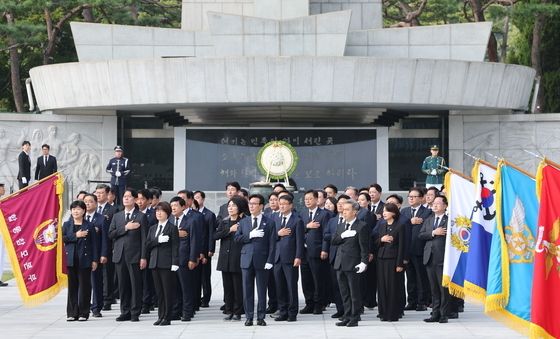 현충원 찾은 김민석 민주당 신임 대표와 지도부