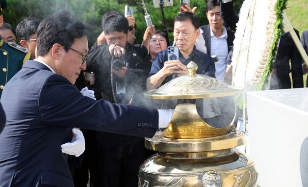 DJ 묘역 찾은 김민석 신임 대표