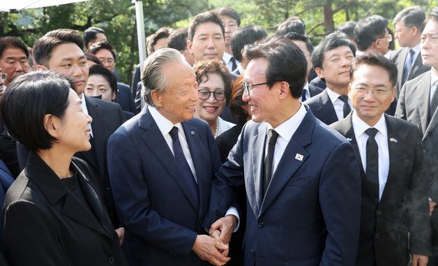 권노갑 이사장과 대화 나누는 김민석 신임 대표