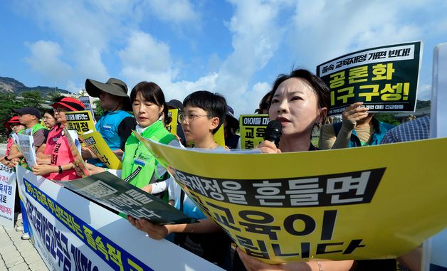 기자회견 발언하는 송수연 교사노동조합연맹 위원장