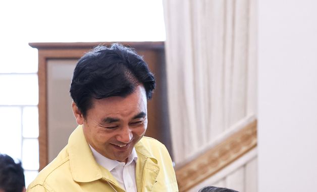 인사 나누는 안규백·정성호 장관