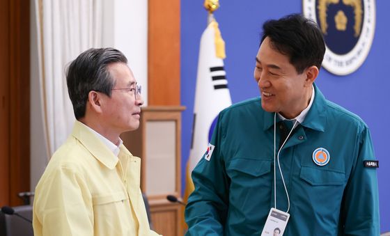 대화 나누는 김용범 정책실장·오세훈 서울시장