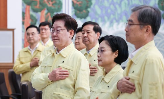 국민의례 하는 이재명 대통령