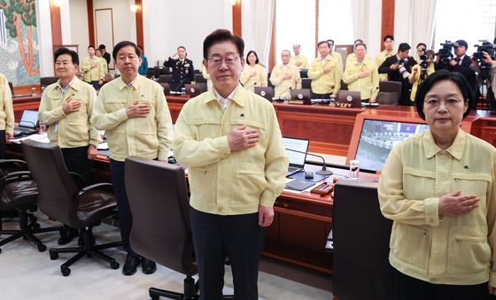 국민의례 하는 이재명 대통령