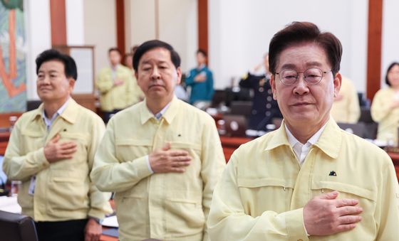 국민의례 하는 이재명 대통령