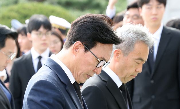 묵념하는 김민석 신임 당대표